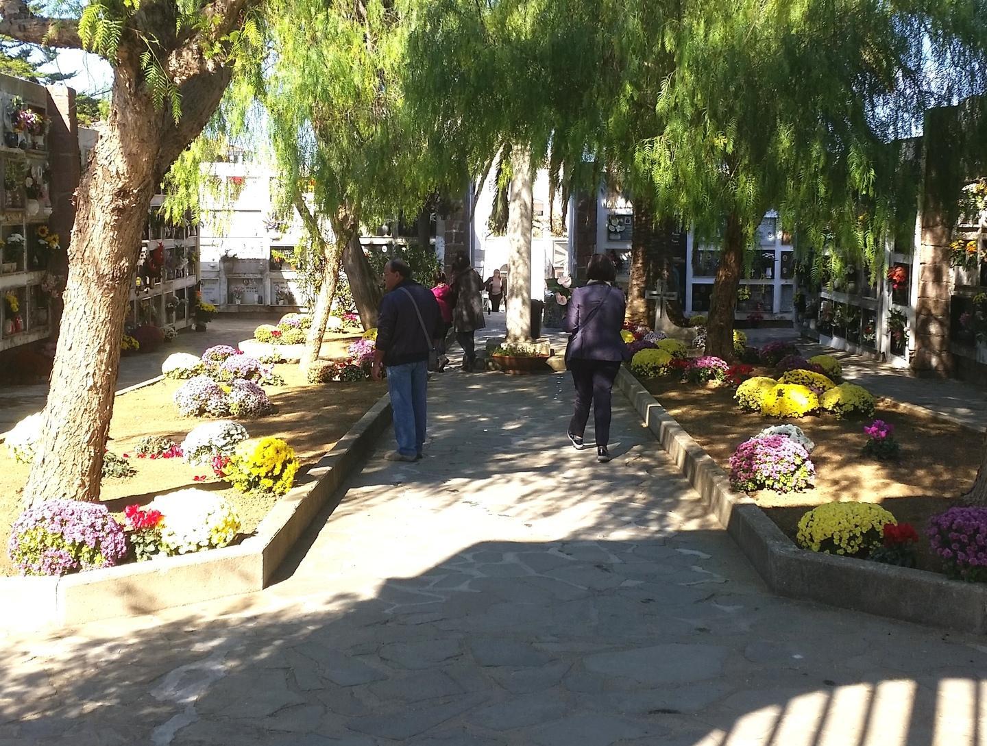 Lunedì riaprono i due cimiteri Il sindaco: «Rispettate le norme»