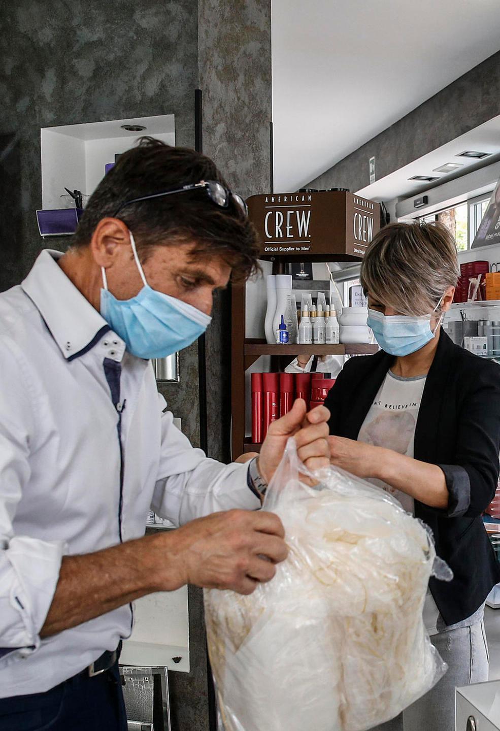 Barbieri e parrucchieri devono riaprire 