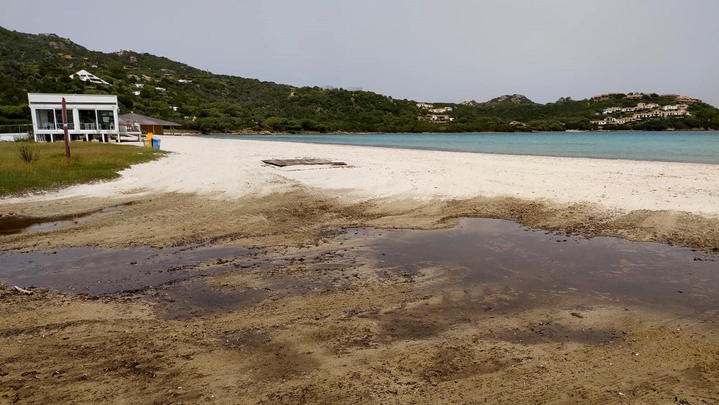 Nella spiaggia di Marinella scorre un fiume di liquami 