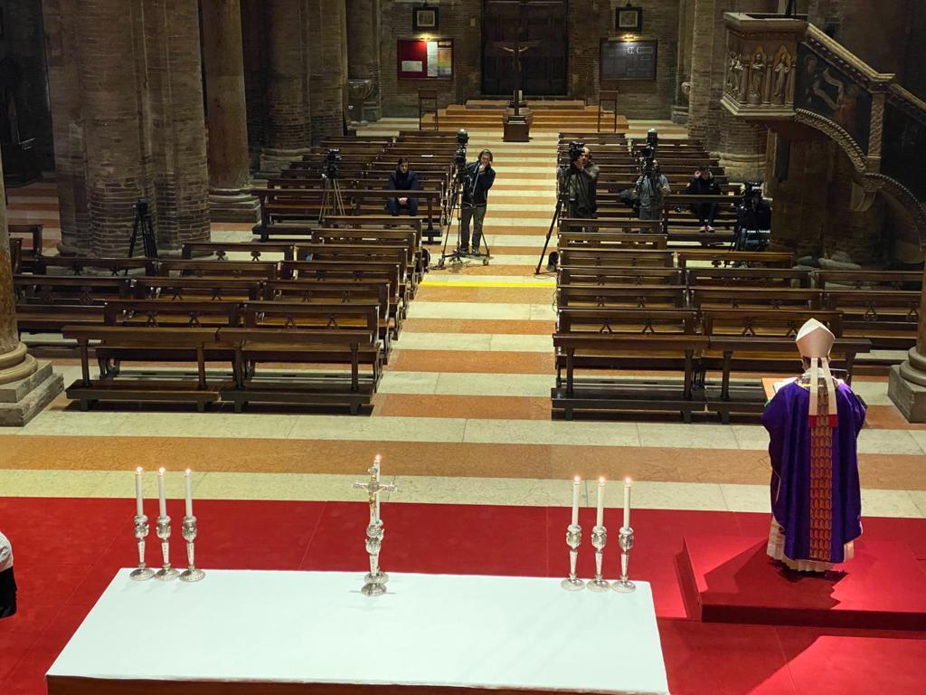 Modena Un fedele ogni due metri Riprendono le messe: meglio fuori e senza banchi 
