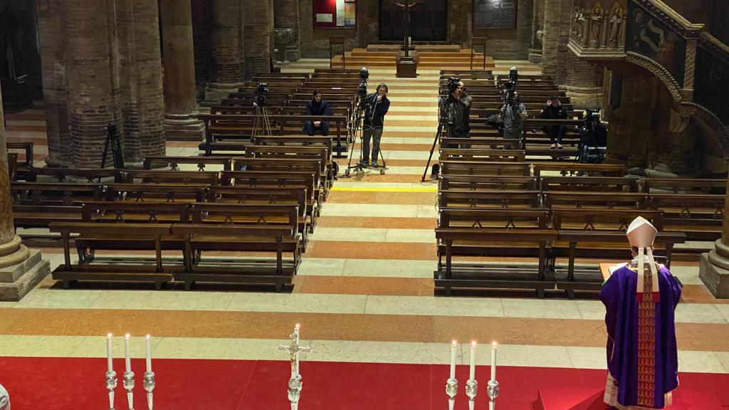 Modena Un fedele ogni due metri Riprendono le messe: meglio fuori e senza banchi