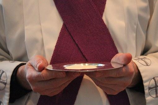 Modena. Comunione, accessi con capienza massima, acquasantiere, cresime e prime comunioni: tutte le novità 