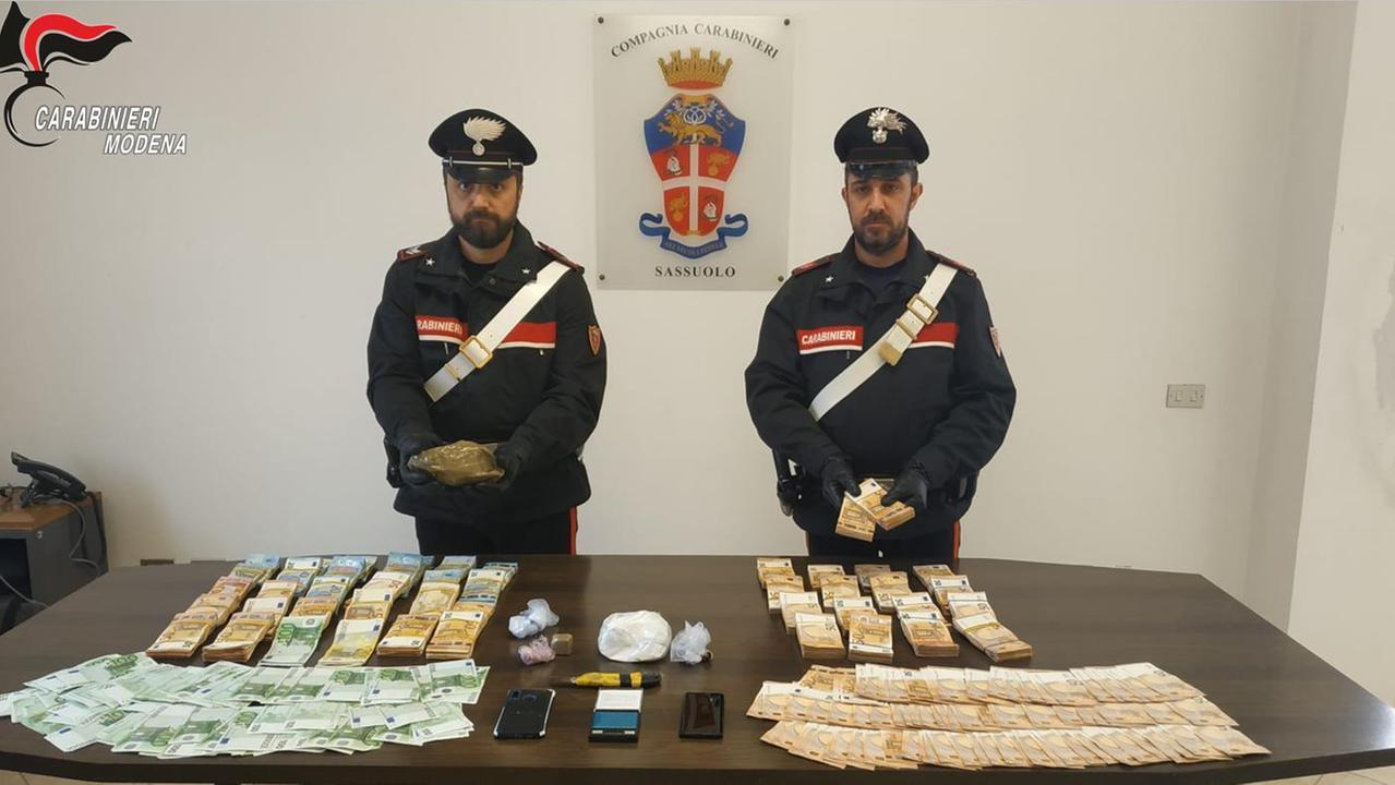 Carabinieri arrestano importanti spacciatori della zona di Maranello e Formigine. Trovati con droga e 189mila euro in contanti