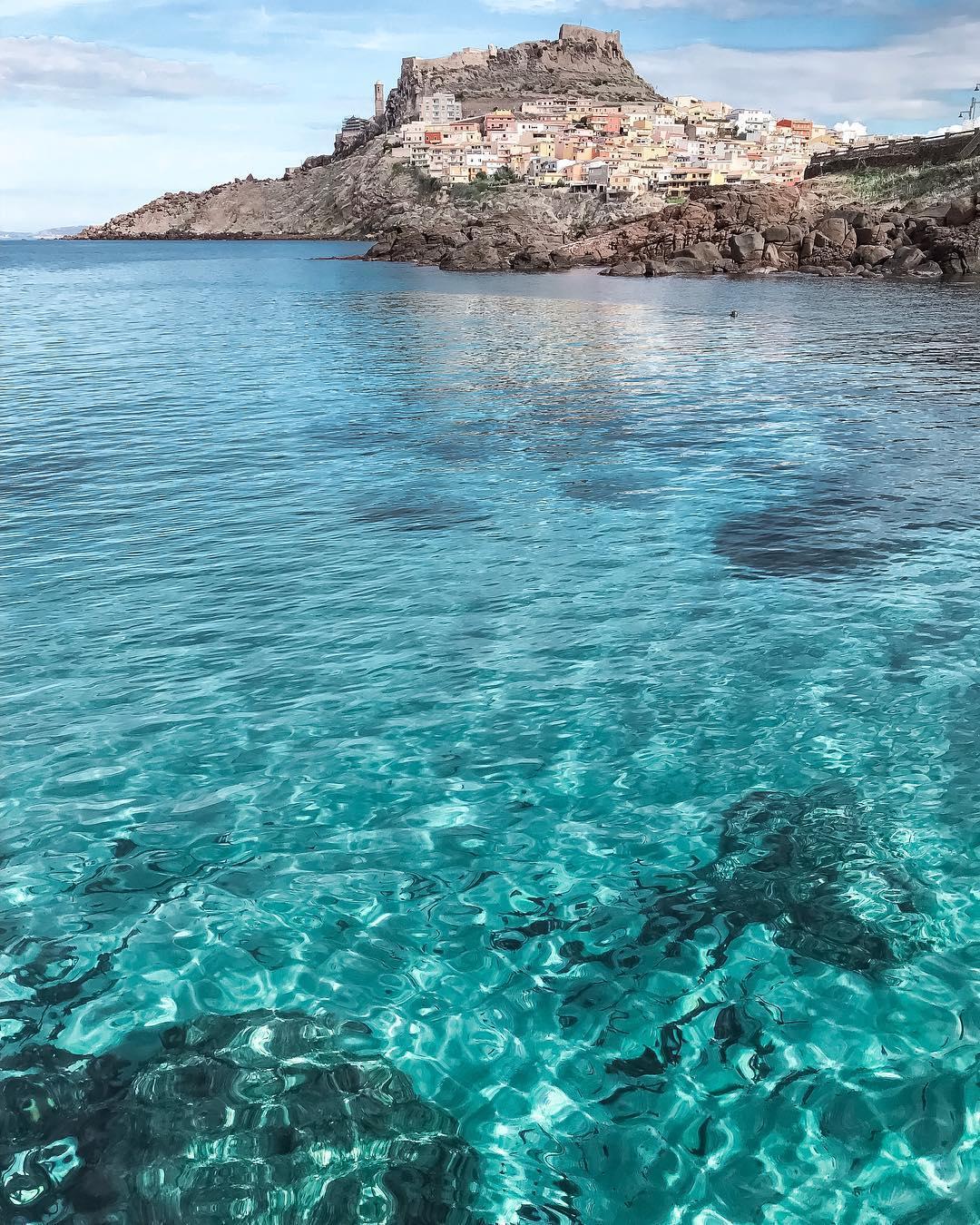 Castelsardo lancia l’sos: i comuni turistici muoiono 