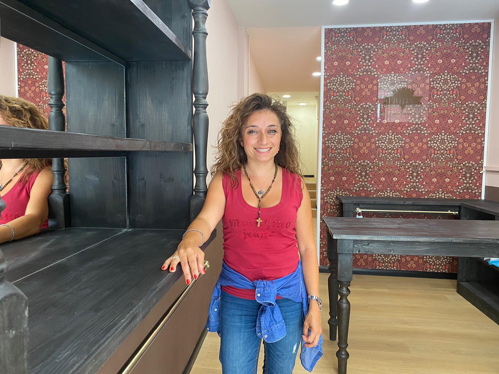 Chiara Marzucchi all'interno del suo negozio (Foto Silvi)