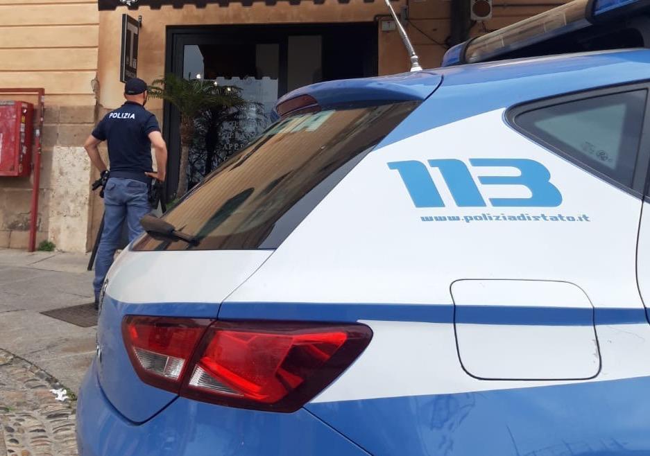 Tenta il furto in un bar, si ferisce e si nasconde nel locale: arrestato a Cagliari