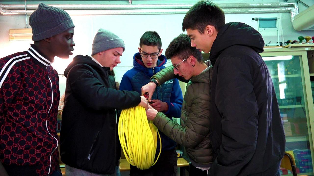 I ragazzi durante uno degli incontri a scuola per la realizzazione del nuovo esacottero