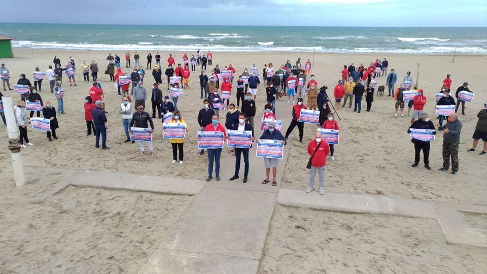 Un momento della manfestazione dei balneari a Tirrenia