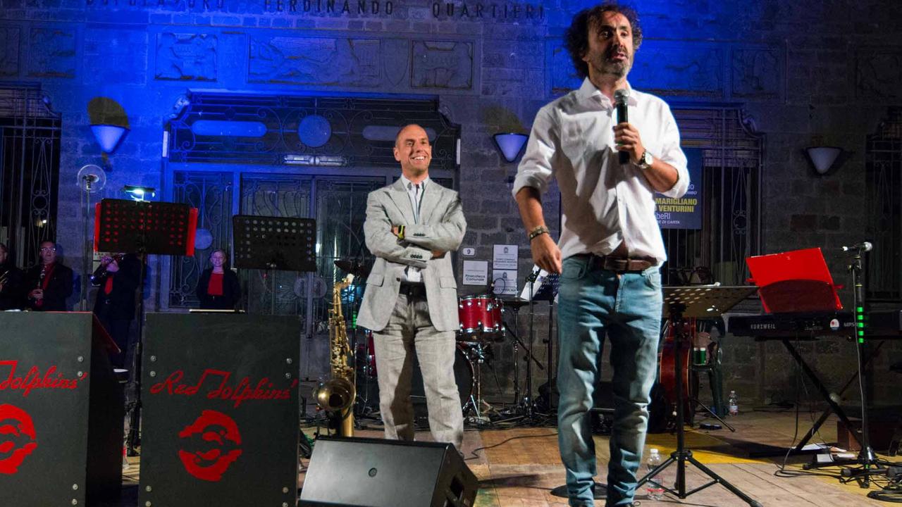 Spettacolo in piazza Roma a Bagnone con la Red Dolphins Orchestra (foto scattata prima dell'emergenza sanitaria, di Nicoletta Simoncini)