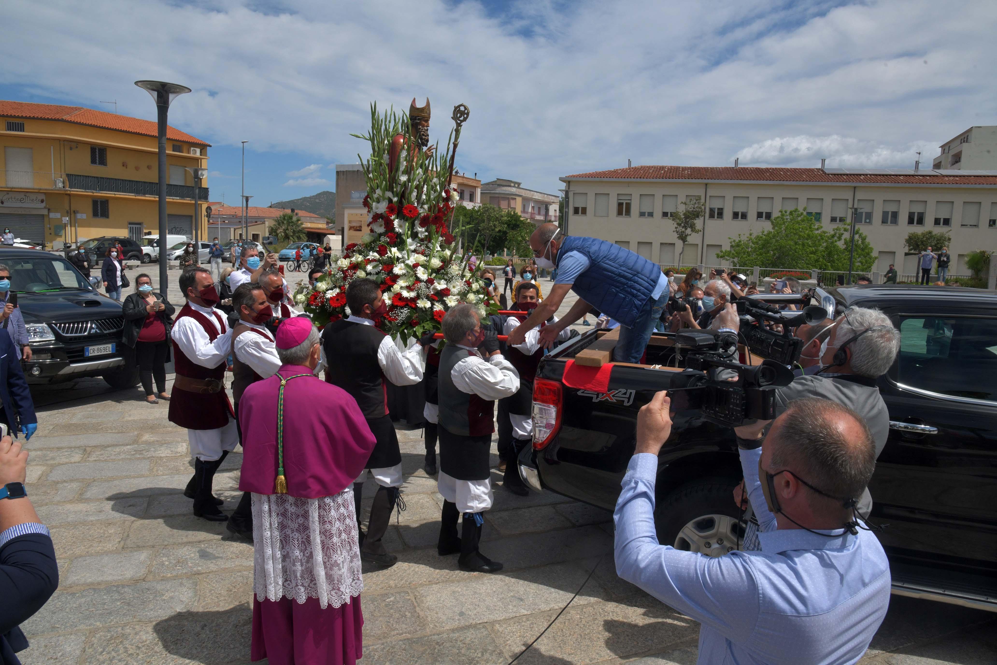 Olbia, il patrono San Simplicio benedice la città da un pick up tra applausi e lacrime 