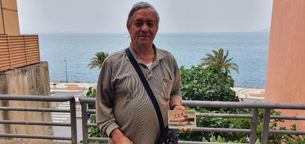Roberto Palumbo con la cartolina