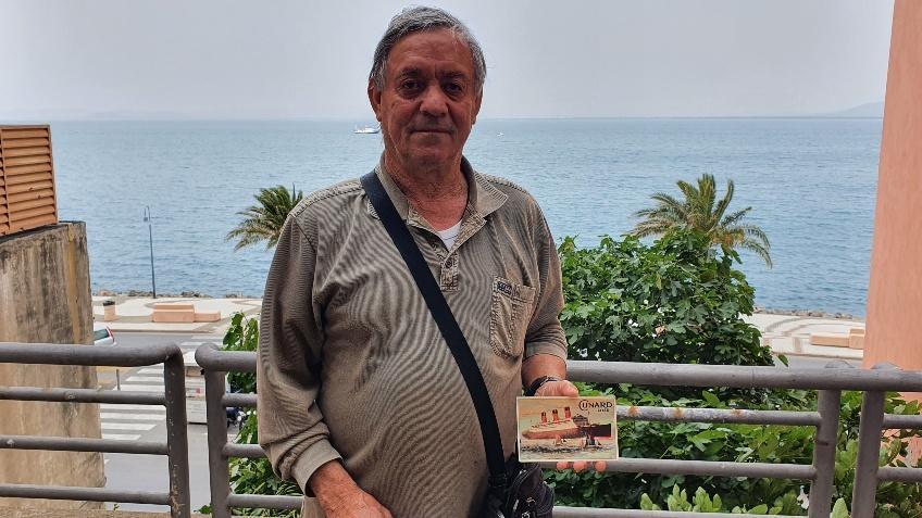 Roberto Palumbo con la cartolina