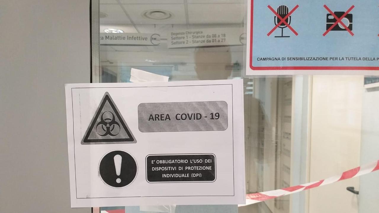 L'ingresso dell'area Covid dell'ospedale Santo Stefano nella Fase 1 dell'emergenza