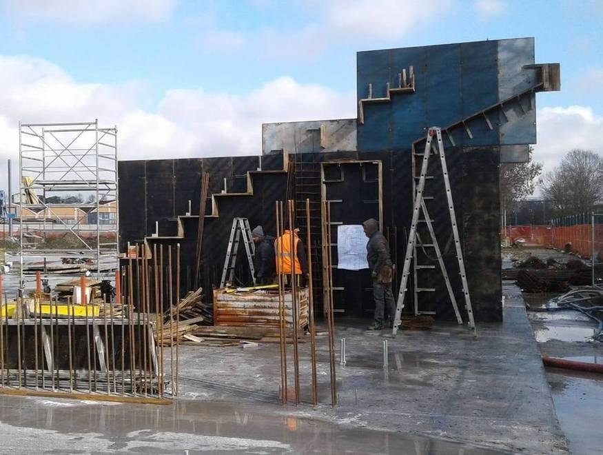Il cantiere per la costruzione del palazzetto dello sport a Guastalla