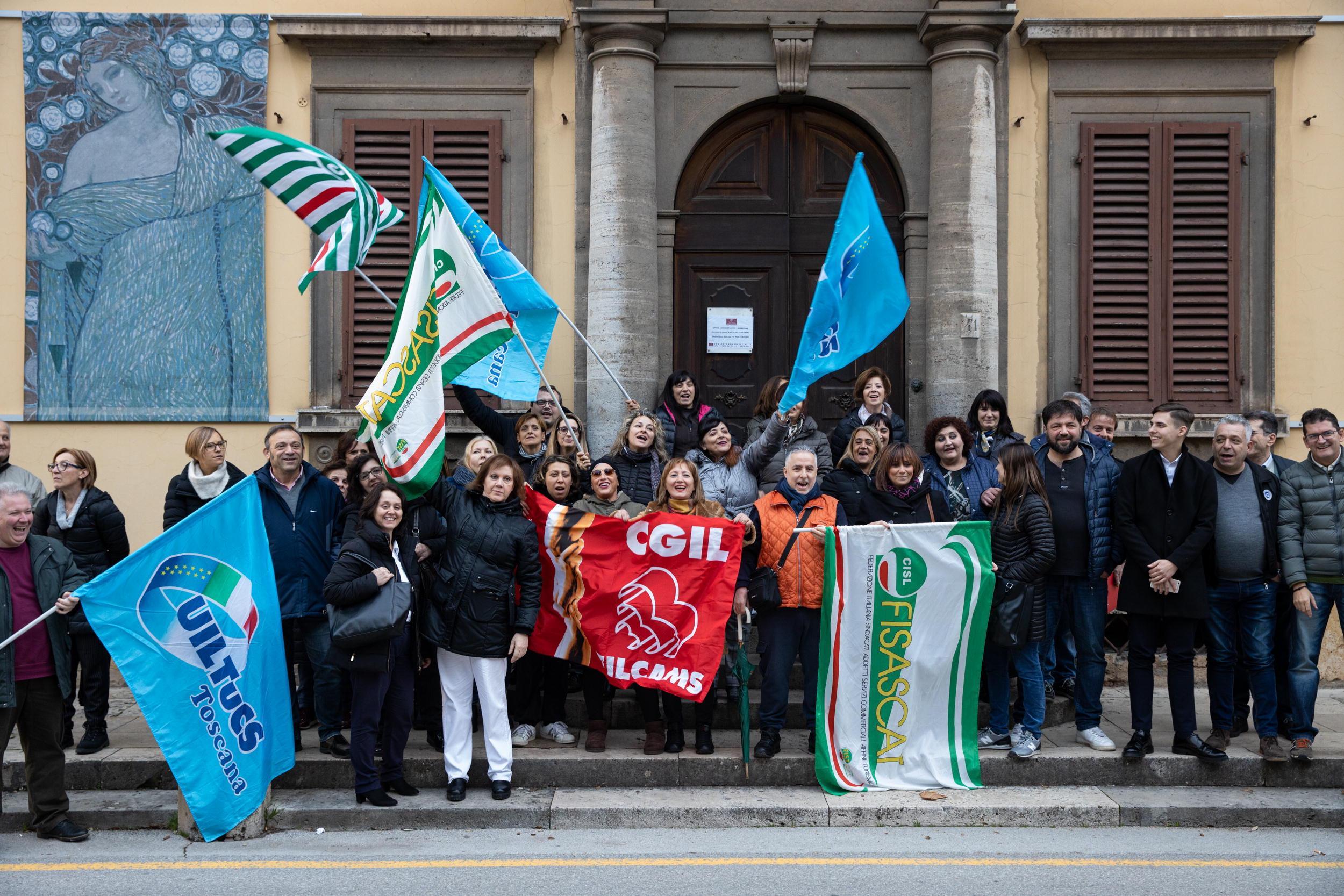 Manifestazione dei dipendenti delle Terme di fronte alla Palazzina Regia