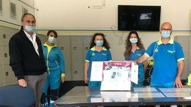La consegna delle 500 mascherine alla Misericordia di via Verdi