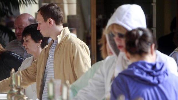 Turisti alle fonti del Tettuccio prima del lockdown (Foto Nucci)