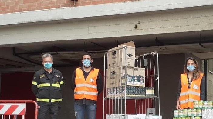 Il cuore degli “angeli in divisa” Mille euro di cibo per i poveri