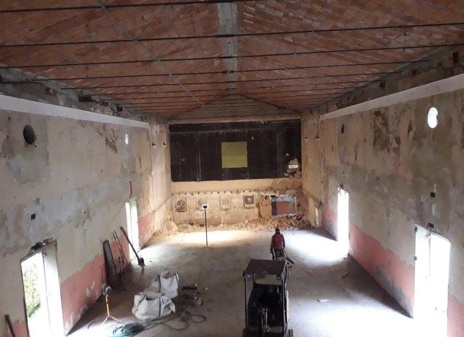 Un nido di rondine ha bloccato i lavori per la demolizione dell’ex cinema Teso 
