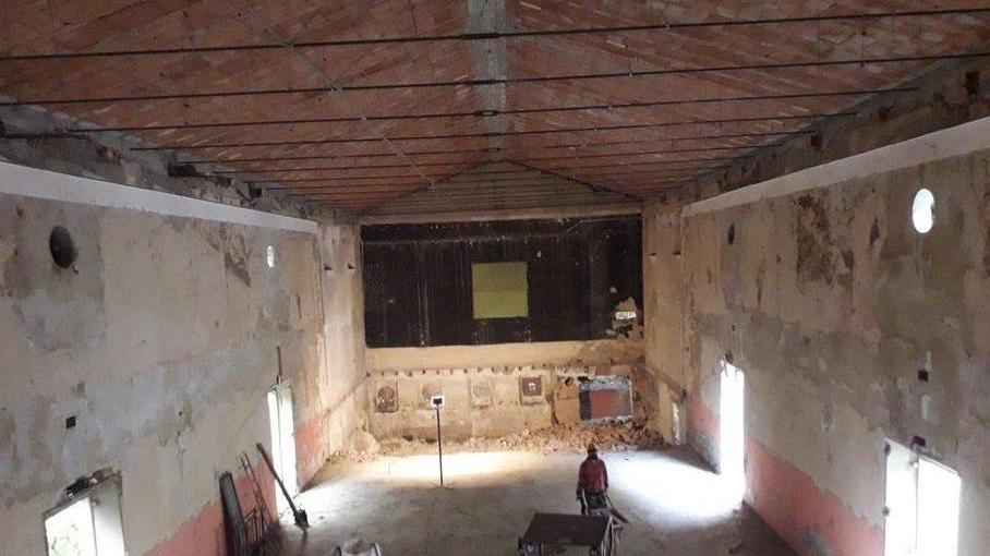 Un nido di rondine ha bloccato i lavori per la demolizione dell’ex cinema Teso