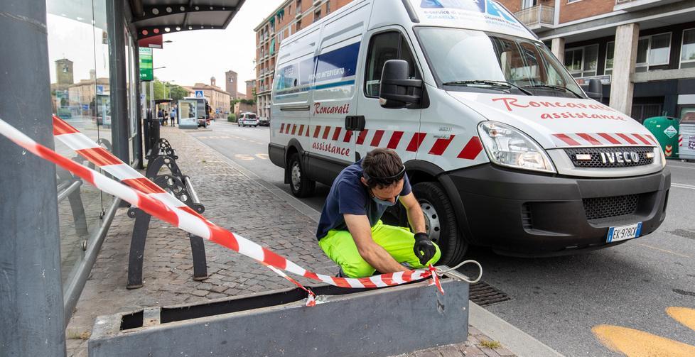 Pensilina rotta dal bus