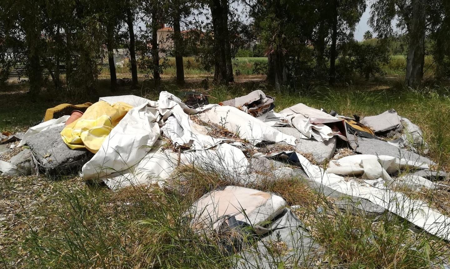 Dopo due anni nessuno toglie i rifiuti