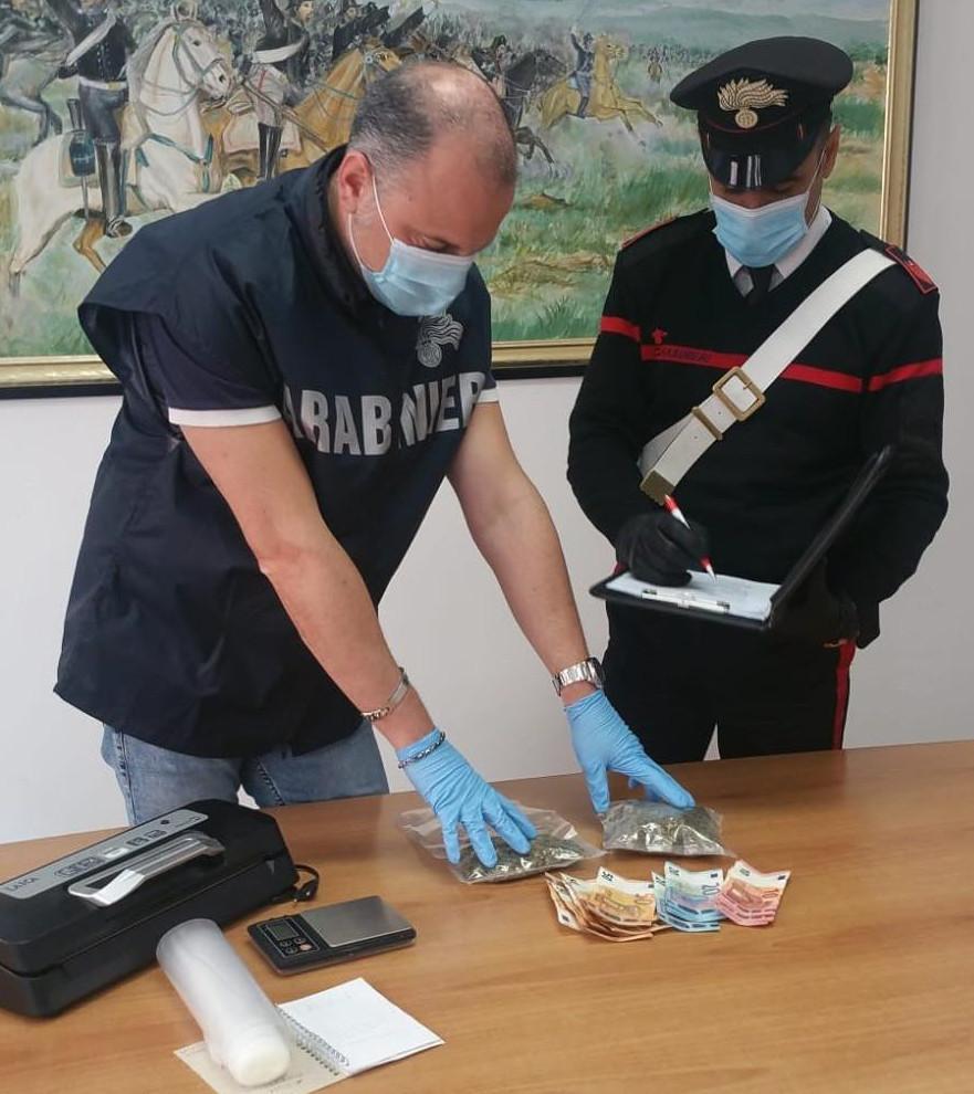 Un pusher ventenne sorpreso a spacciare: arrestato in via Roma 
