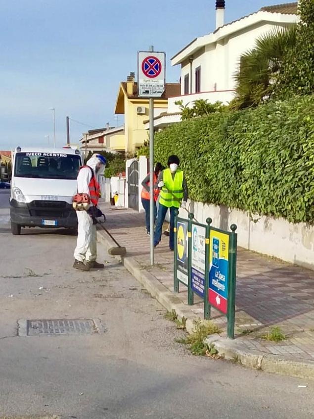 La Multiservizi ripulisce i marciapiedi 