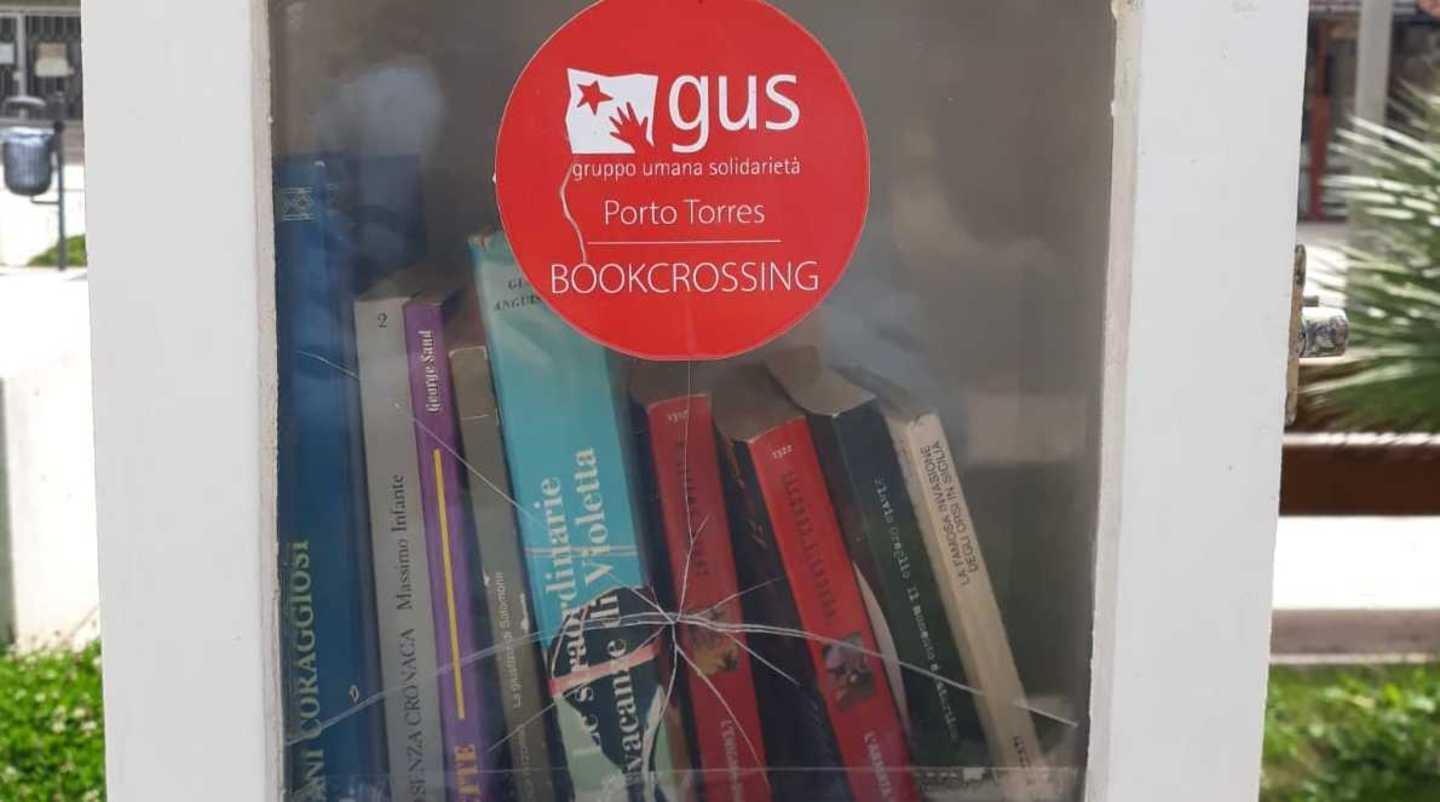 Danneggiata la teca del bookcrossing 