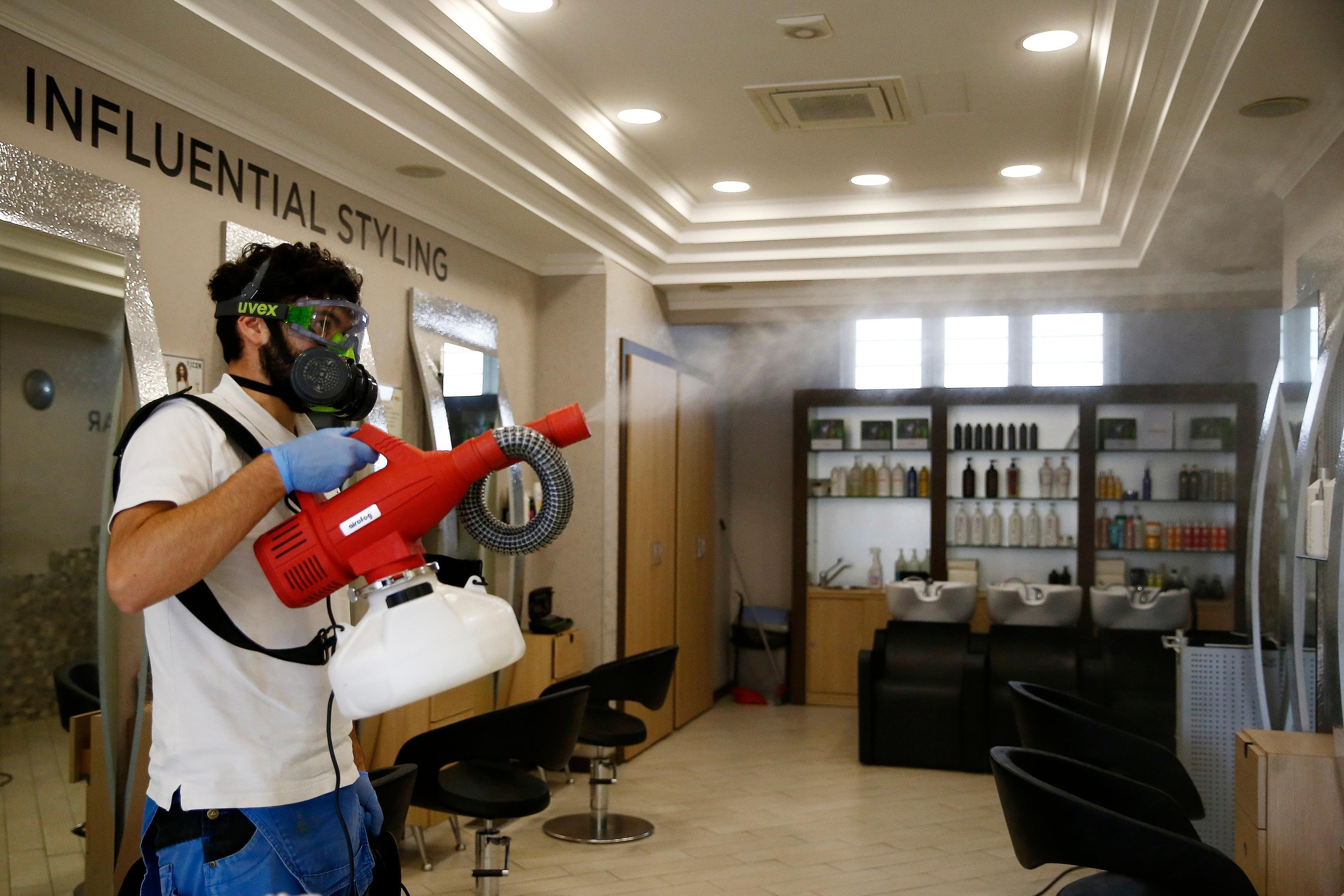 Modena, gli acconciatori tra molte spese e tante regole «Ma finalmente lavoreremo» 