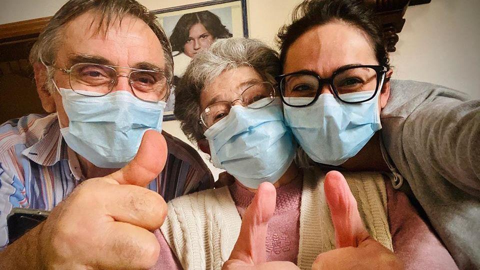 Roberta e i genitori guariti dopo 65 giorni di isolamento in casa
