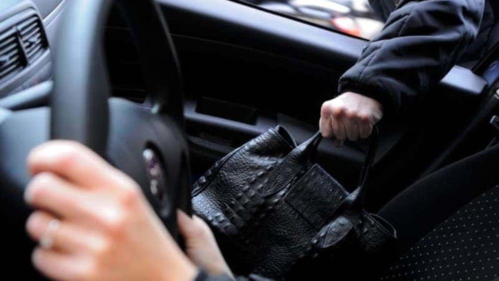 Copre i ladri che rubarono una borsetta usando la sua auto, denunciato un 22enne