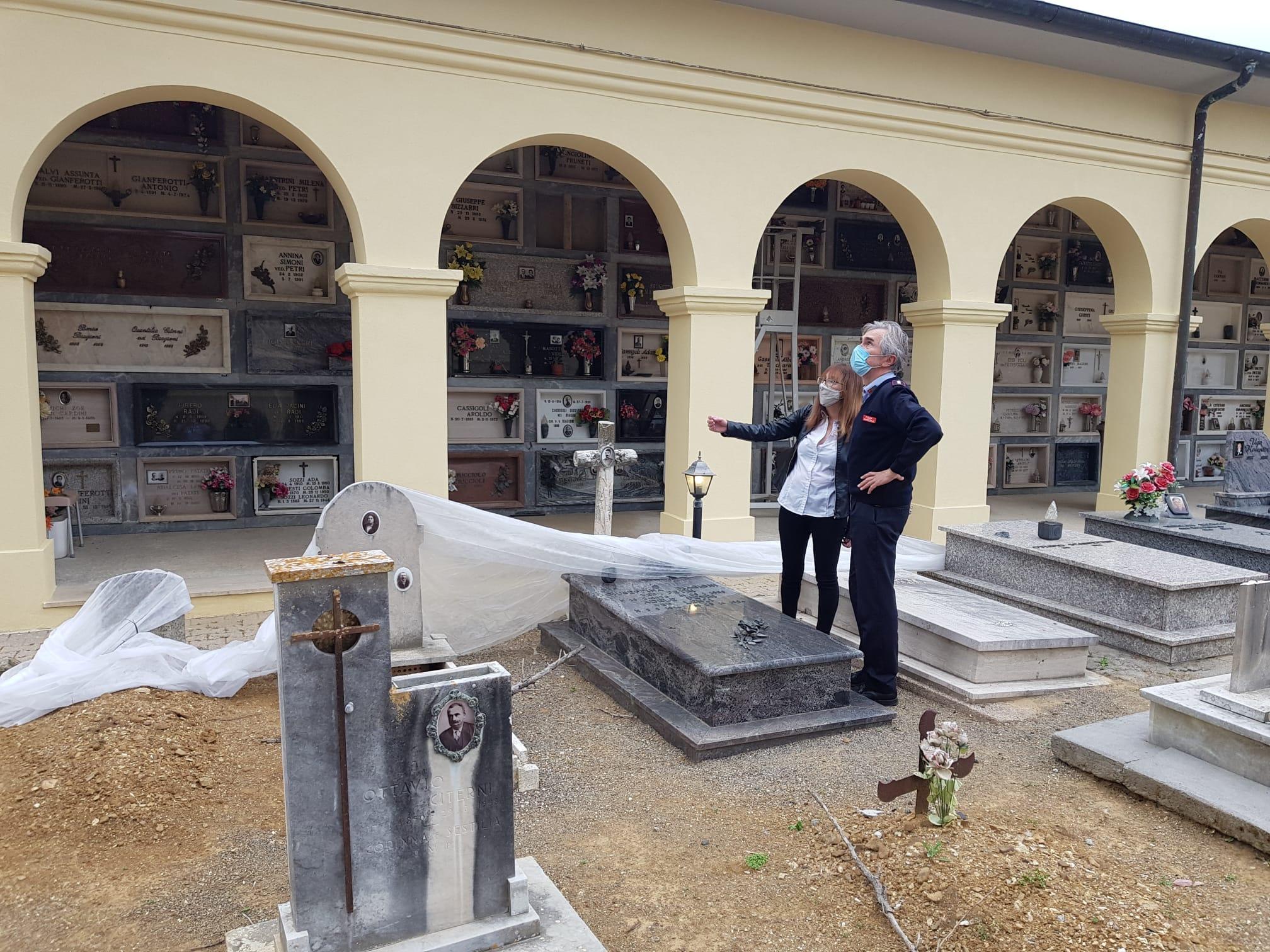 La sindaca Francesca Travison con il comandante della polizia municipale Folco Amerini durante il sopralluogo al cimitero comunale