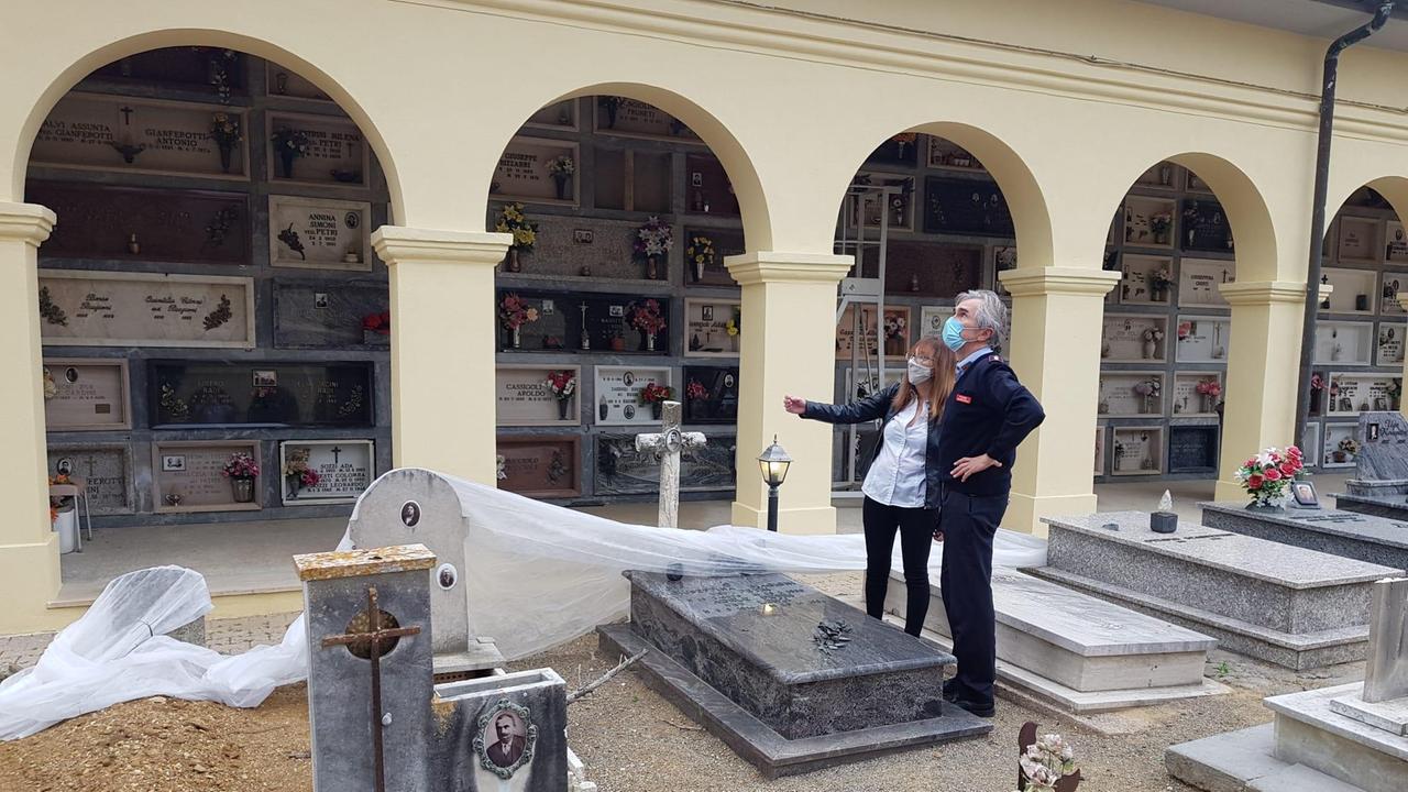 La sindaca Francesca Travison con il comandante della polizia municipale Folco Amerini durante il sopralluogo al cimitero comunale