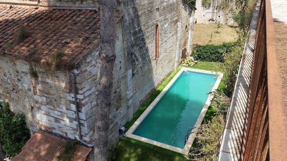 La piscina abusiva tra la chiesa di San Zeno e le mura