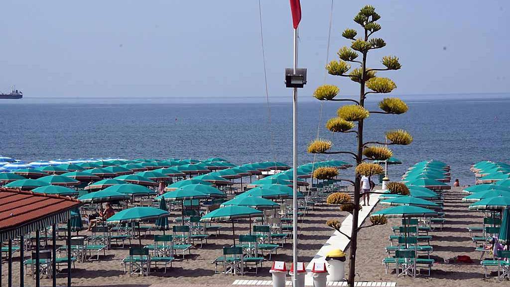 Dieci metri quadrati per ogni ombrellone ma niente beach volley: le linee guida per stabilimenti balneari e spiagge libere