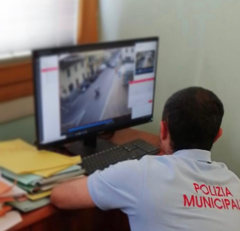 La scena ripresa sul monitor della centrale operativa della Municipale di Poggio a Caiano