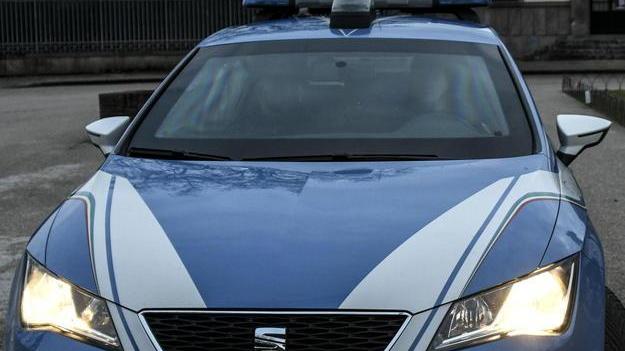 Scippa la borsa a una donna e scappa: ex assessore lo insegue per tutta la città
