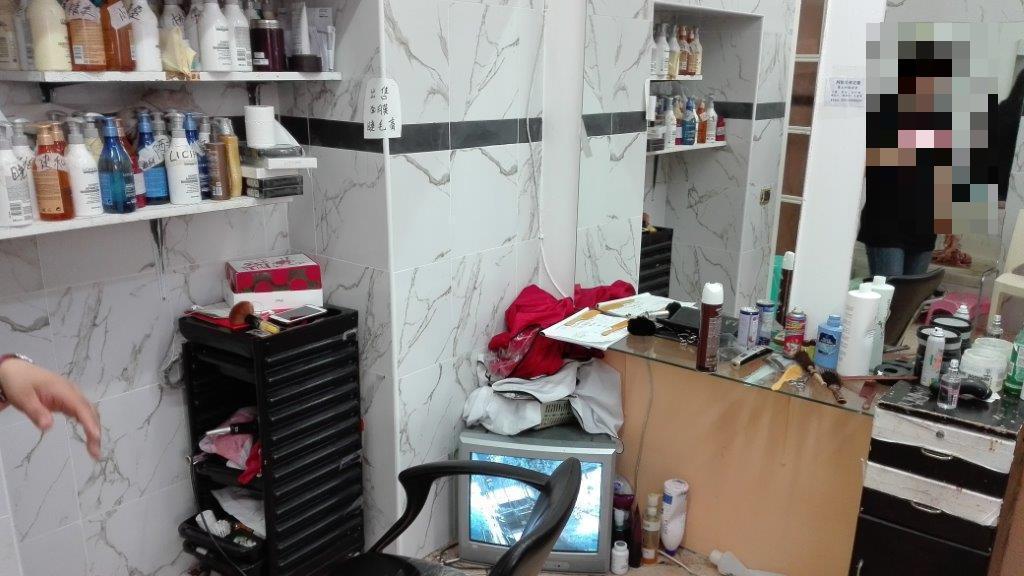 Uno dei due negozi di parrucchiere controllati dalla Municipale