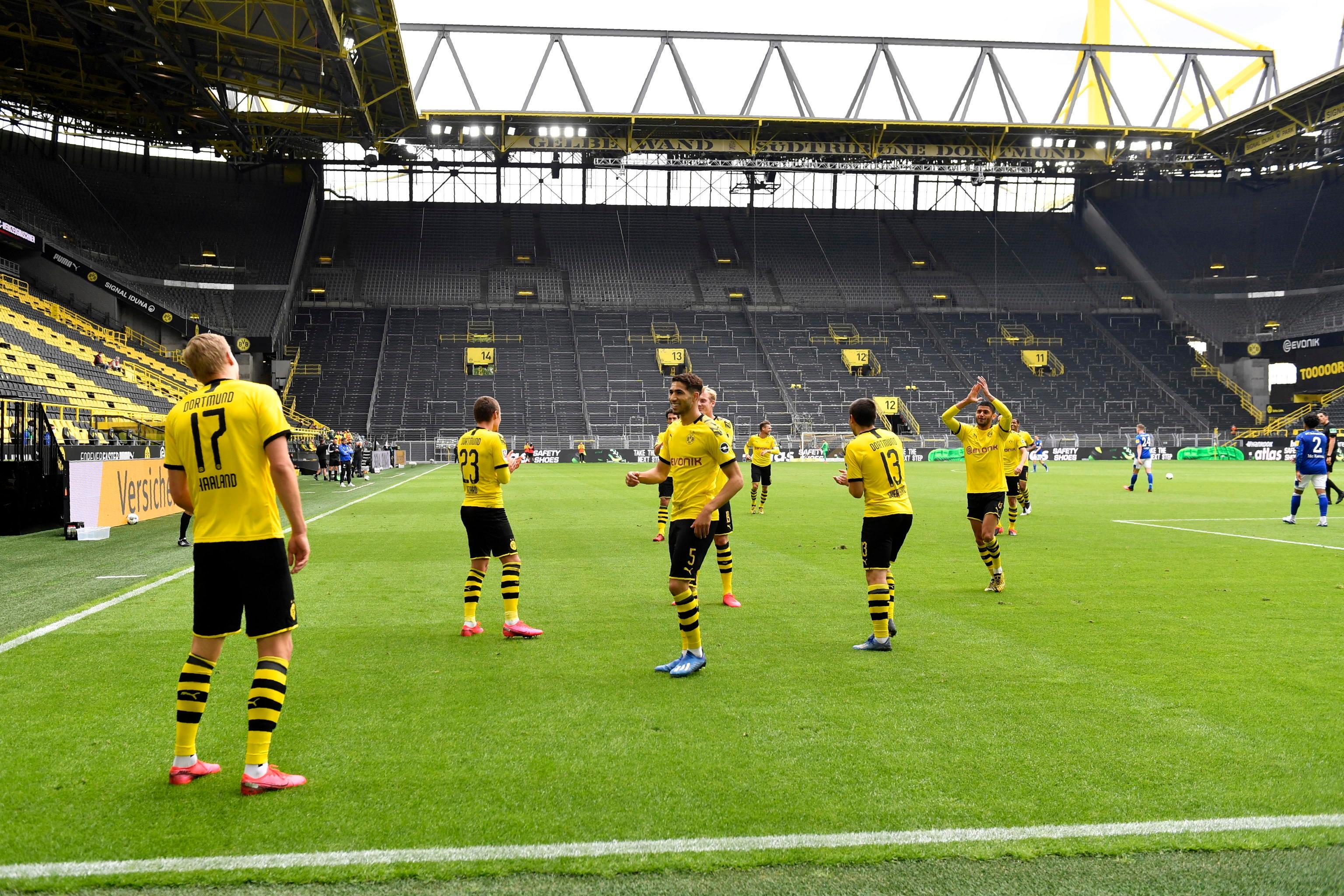L'esultanza (senza abbracci) dei giocatori del Borussia