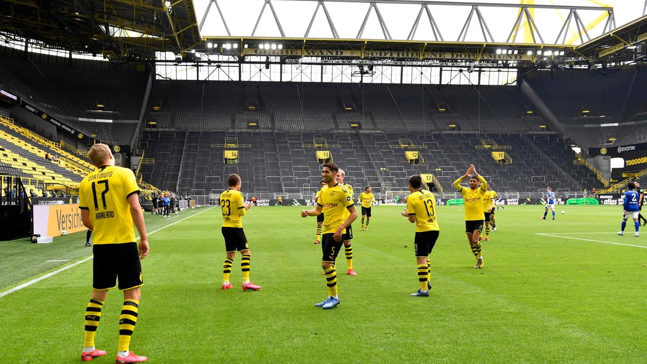 L'esultanza (senza abbracci) dei giocatori del Borussia