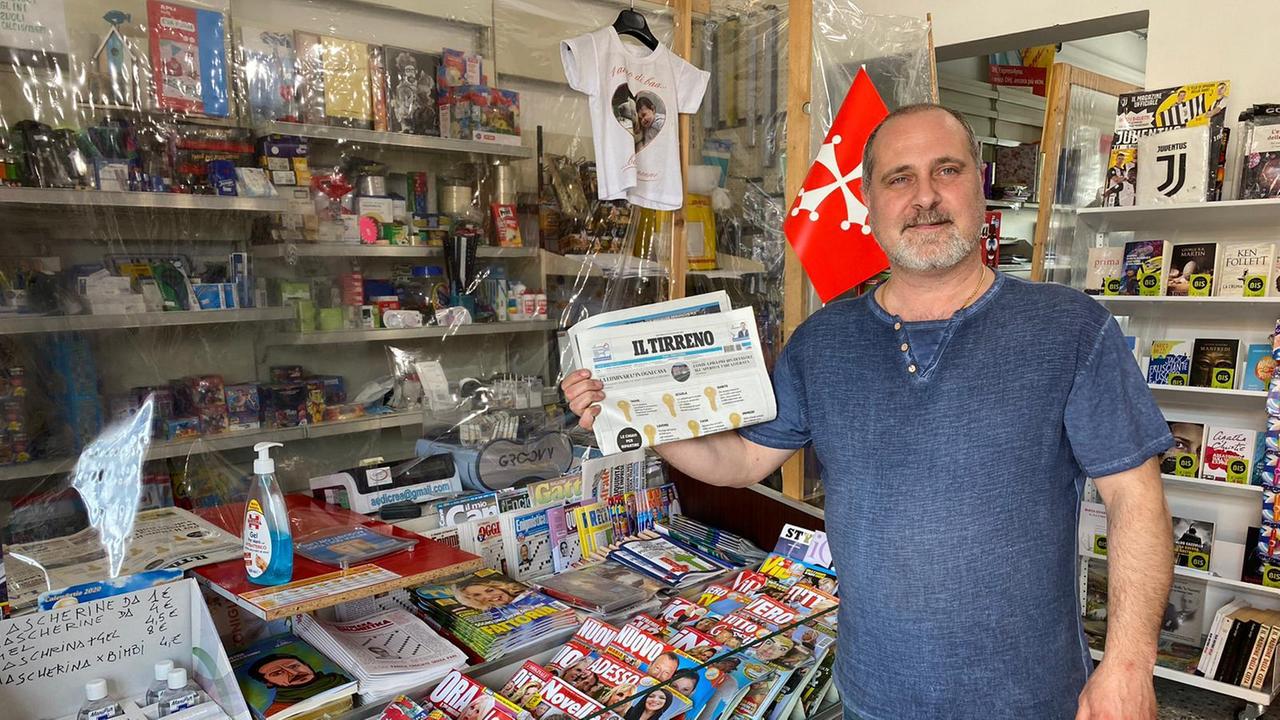 Fabrizio Paoli nella sua edicola di via Vittorio Veneto a Pontedera
