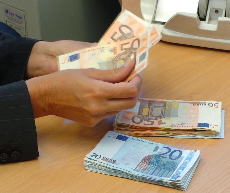 Famiglie in affanno, c’è il prestito solidale: il Comune garantisce e la banca dà credito 
