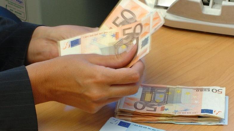 Famiglie in affanno, c’è il prestito solidale: il Comune garantisce e la banca dà credito