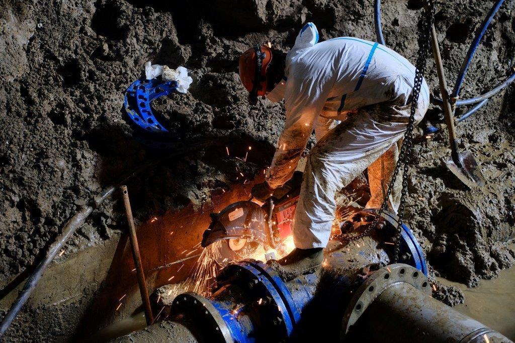 Sei cantieri al lavoro per un’intera notte: collegati oltre 1.500 metri di tubazioni 