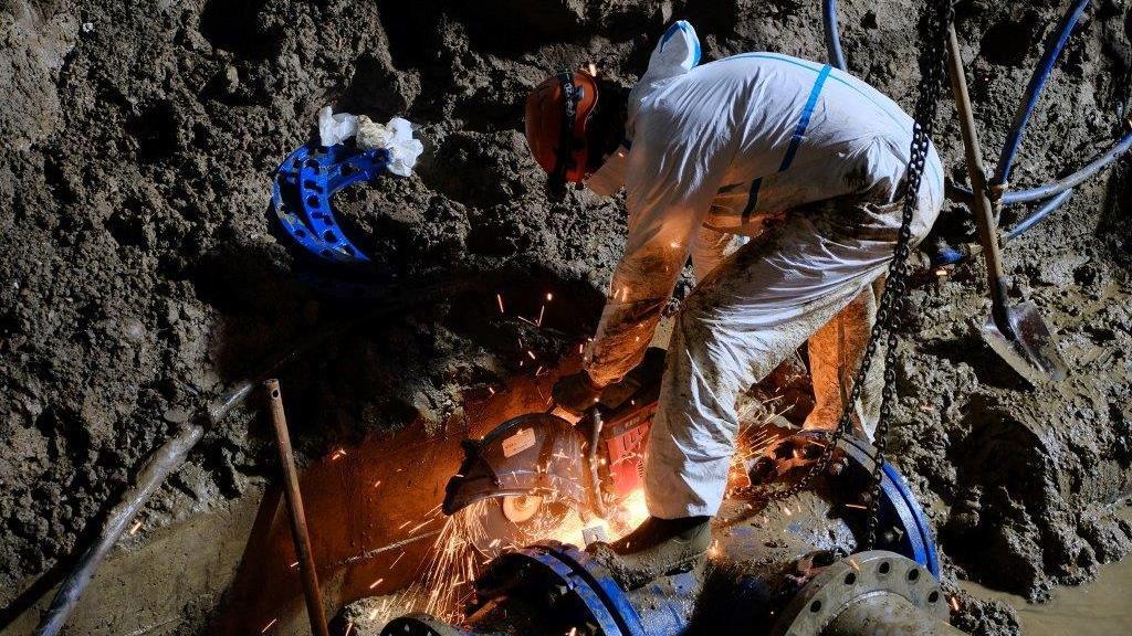 Sei cantieri al lavoro per un’intera notte: collegati oltre 1.500 metri di tubazioni