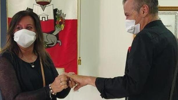 Il "sì" con la mascherina al volto: «Noi due e i nostri figli, è stato tutto perfetto»