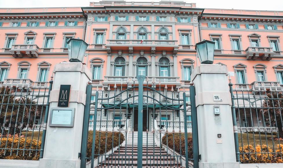 L’Hotel Palazzo riapre a giugno e rilancia: «Vogliamo un tratto di mare per i clienti» 