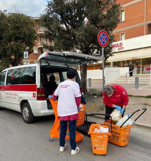 Centinaia di donazioni in soldi e alimentari raccolte dalla Cri
