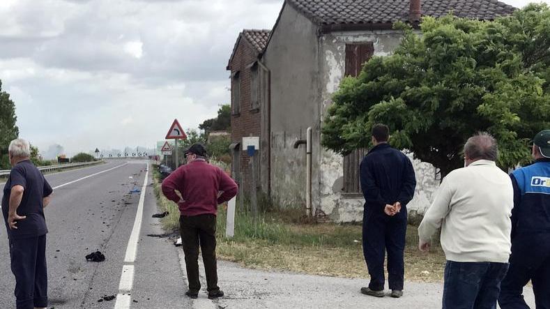 A fuoco un tir carico di stracci Fiamme anche vicino alle case